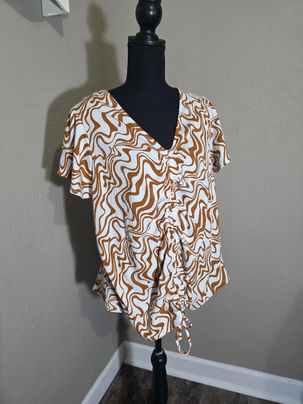 Ava & Viv White and Brown Swirl Ruched V-Neck Blouse
